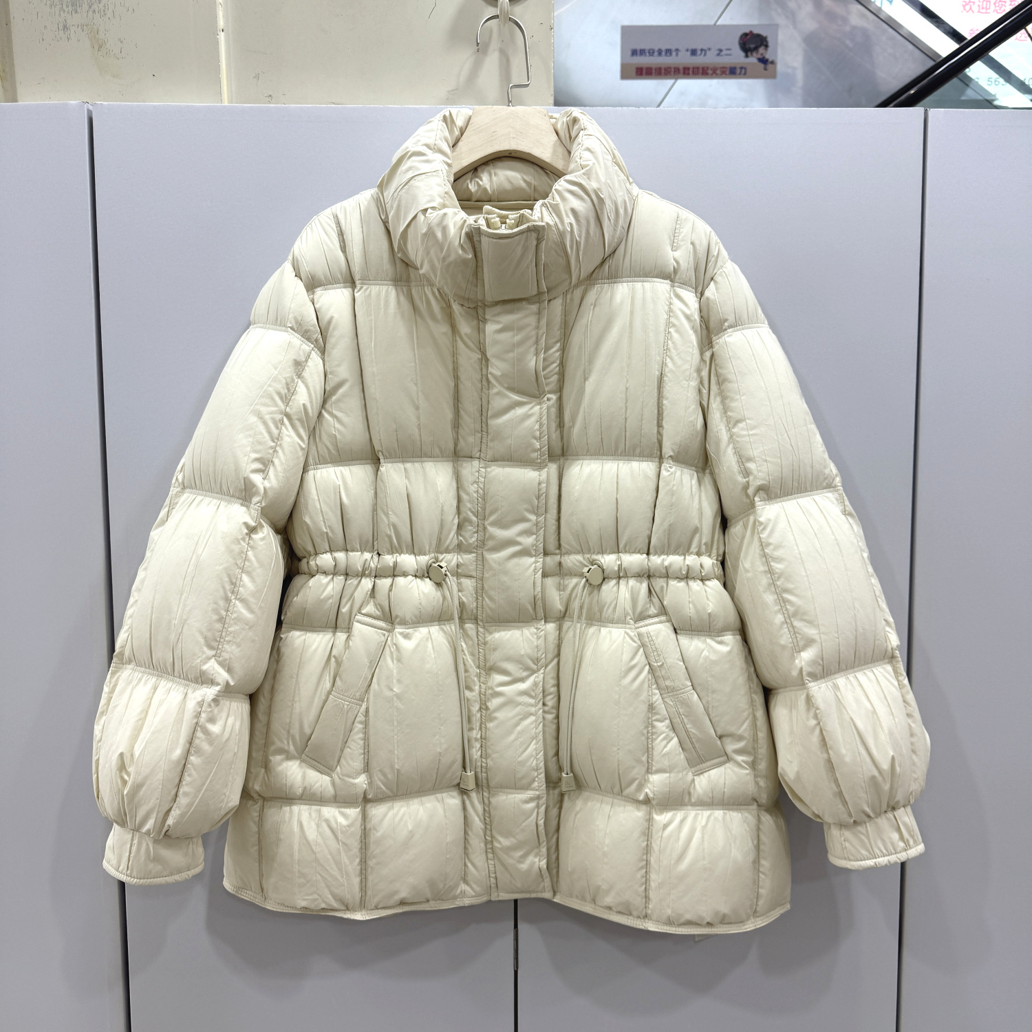 芷炫Z58118欧洲站25冬时尚抽绳收腰立领压褶纹休闲A字中长羽绒服