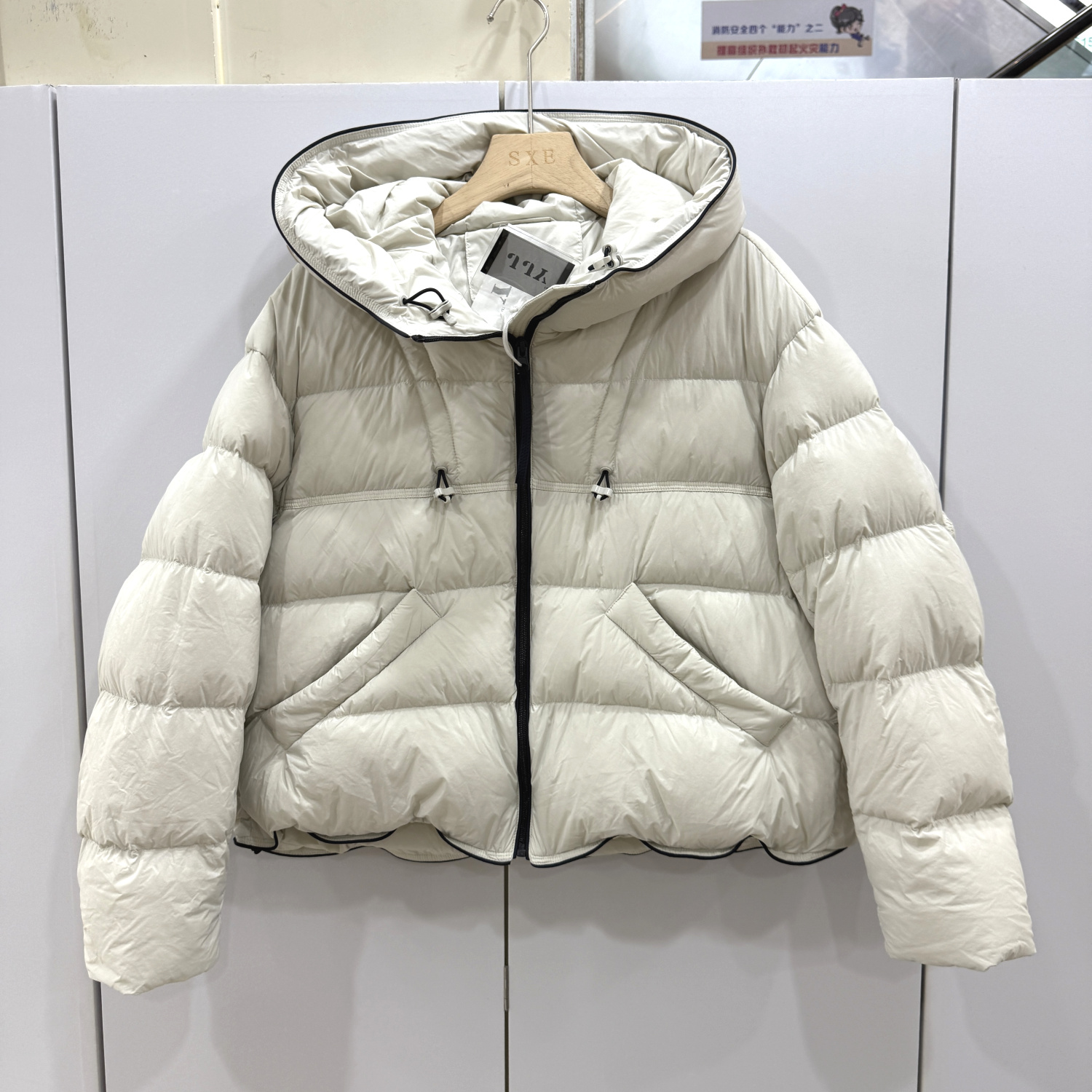 5508欧洲站2025冬新款时尚韩版蓬松连帽泡芙白鸭绒保暖羽绒服外套