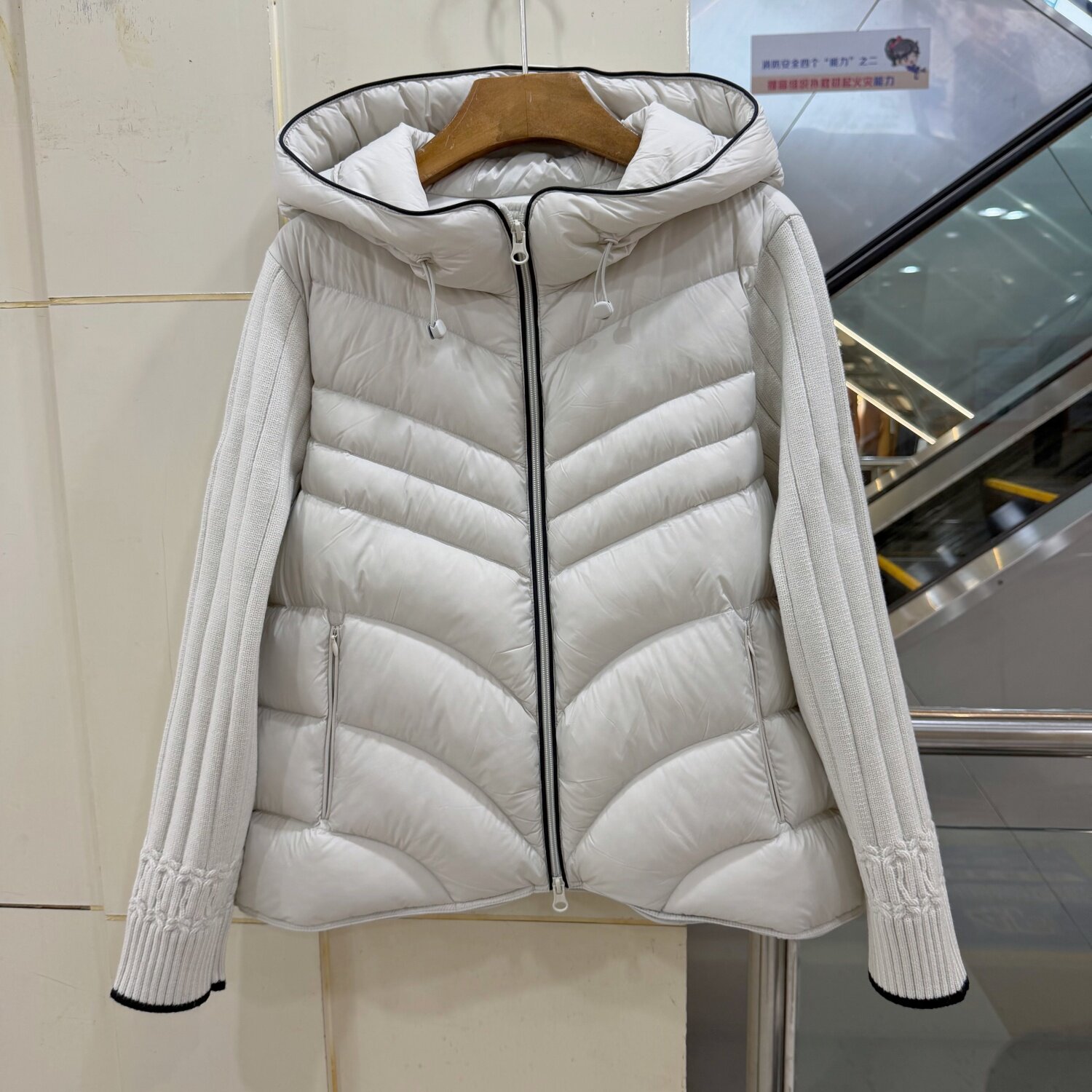 9527欧货拼接针织袖连帽轻薄羽绒服女显瘦减龄90鸭绒保暖外套冬装