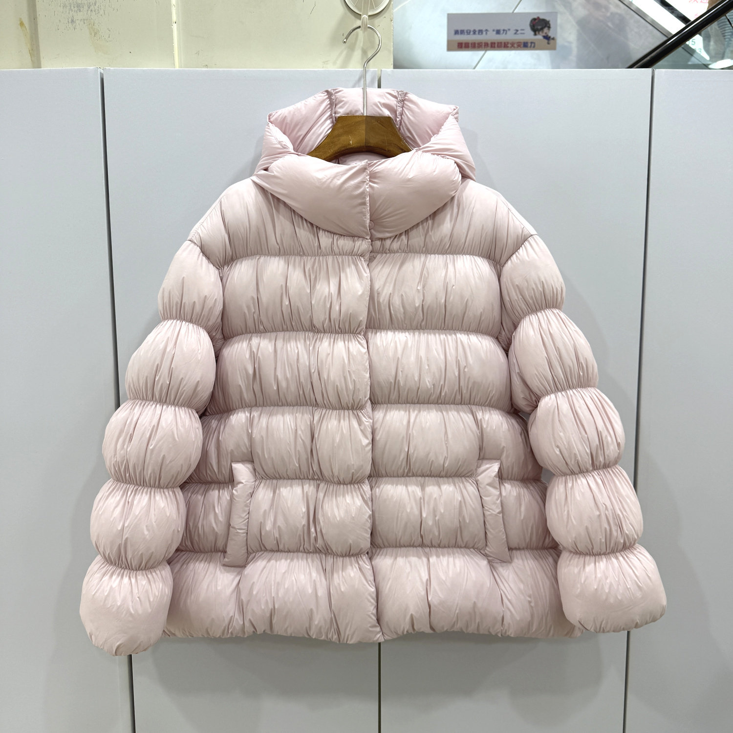 NJK 819欧洲站2025冬时尚压褶泡泡设计感云朵泡芙小个连帽羽绒服