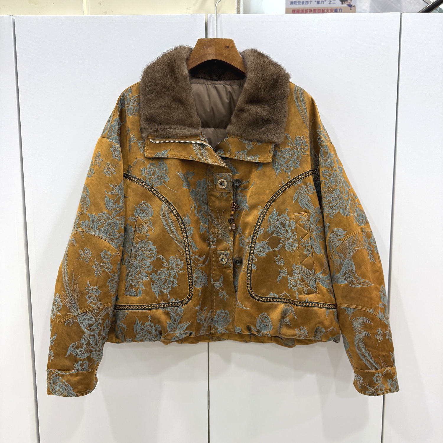 571189欧洲站2025冬新款水貂毛翻领香云纱提花高端短装鹅绒羽绒服