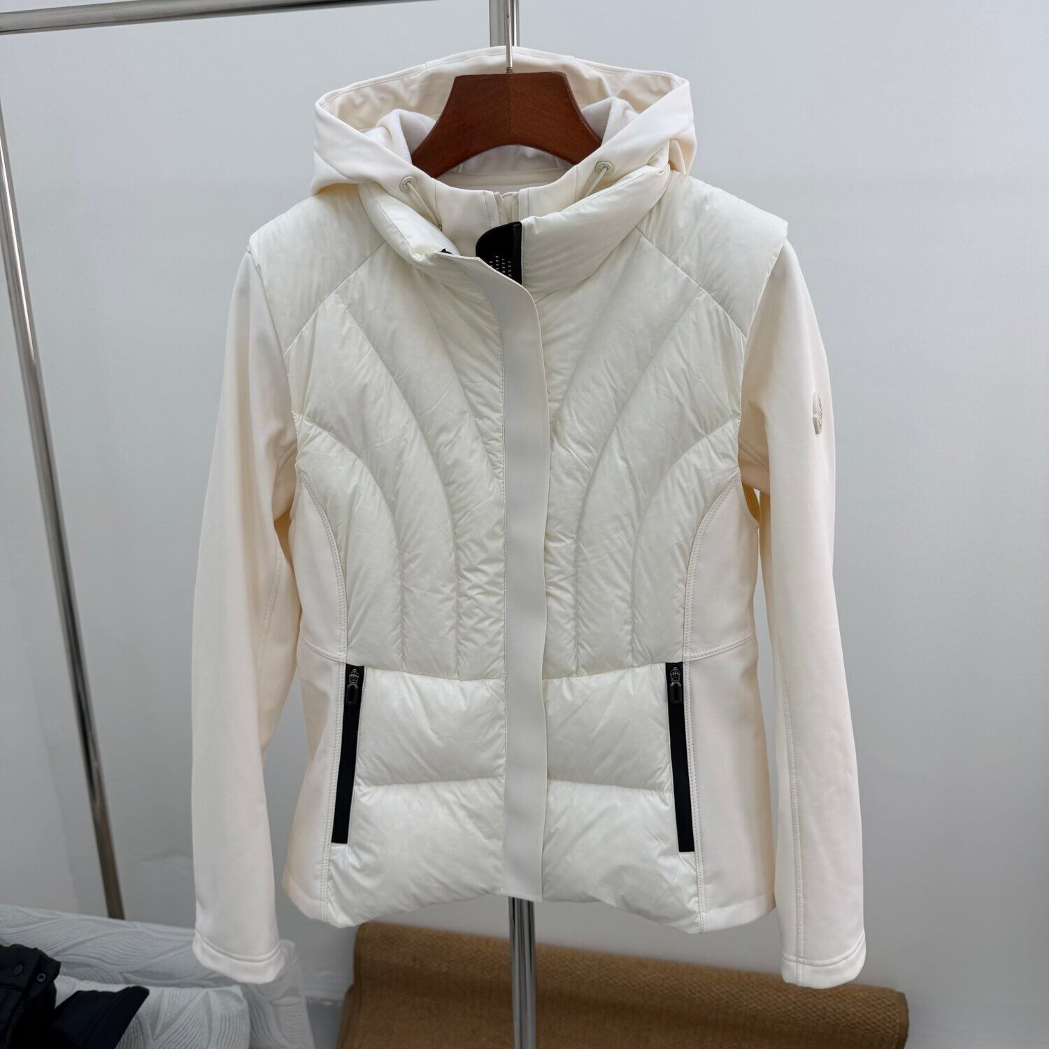 26GS66025欧货城市轻户外连帽加绒软壳衣女鹅绒内胆冲锋衣外套冬