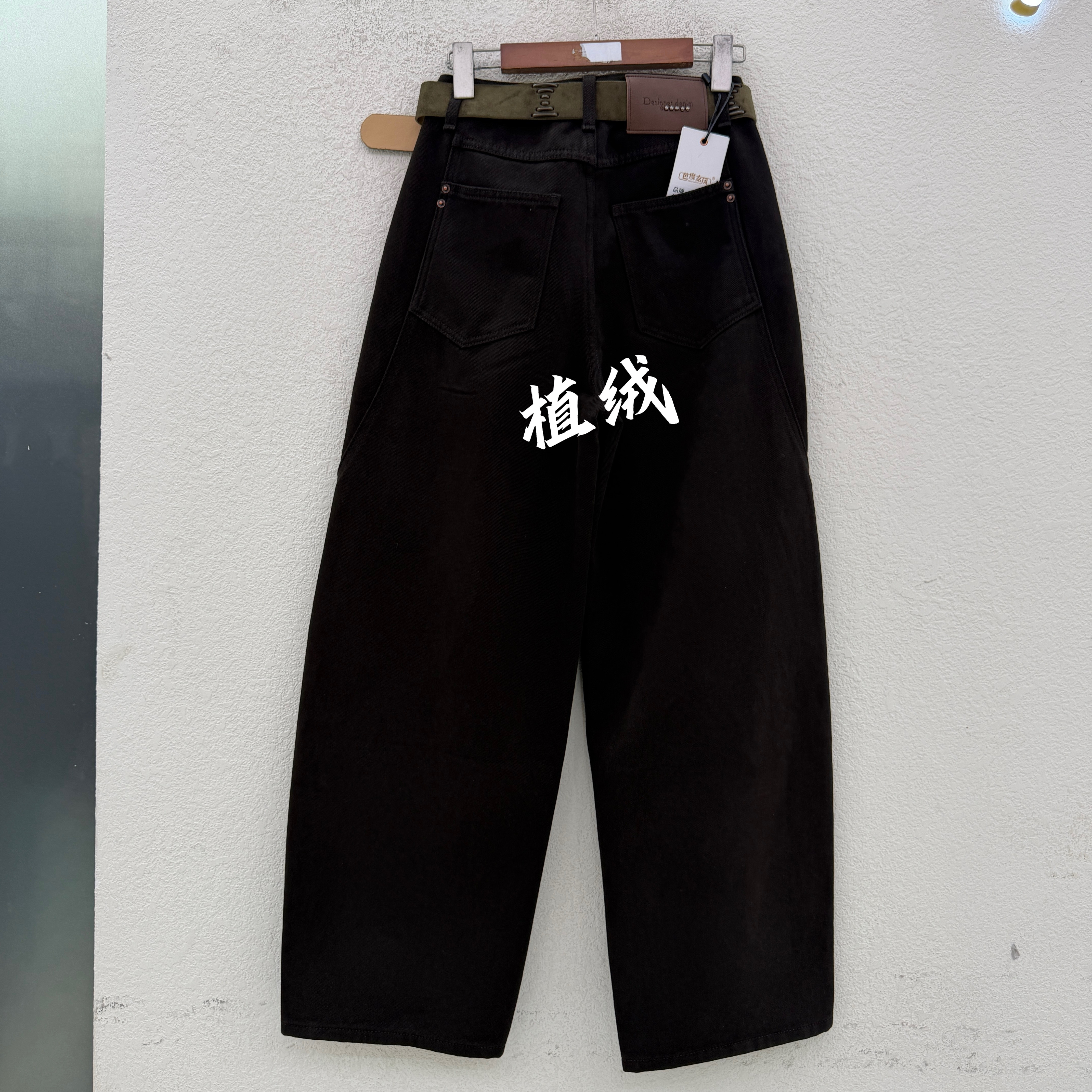 Q FASHION JEANS酷希莱 芭度玄风61721女植绒皮标弯刀长裤2026冬