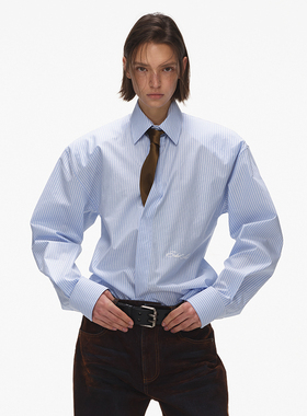 ECHOADE塑造优雅与力量 可拆卸垫肩收腰设计时髦修身衬衫