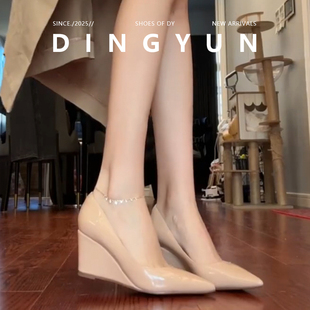 丁允 漆皮亮面尖头百搭高跟鞋 裸色坡跟单鞋 新款 配裙子 2026春季
