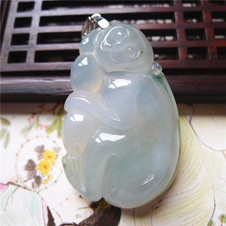 正品天然翡翠A货老坑种翡翠 精美猴子吊坠 配鉴定证书