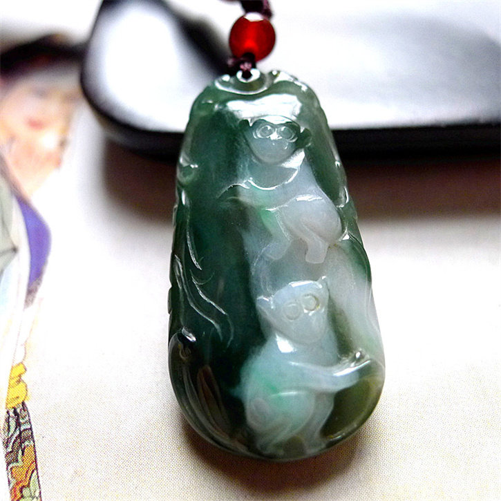 天然缅甸翡翠A货老坑种精美水润猴子蟠桃吊坠配证书