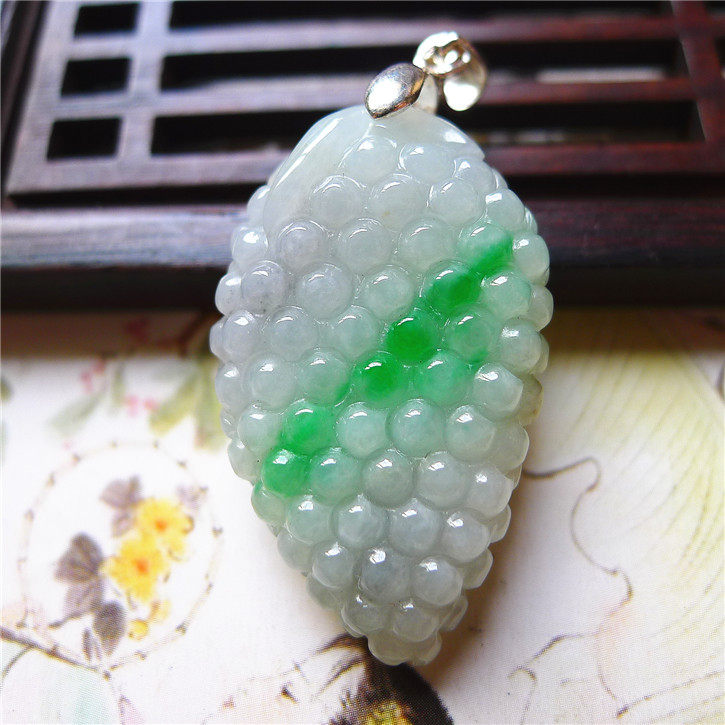 正品天然翡翠A货老坑种翡翠 精美阳绿色葡萄吊坠 配证书