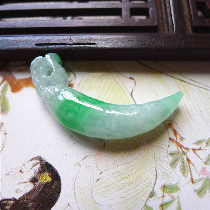 正品天然翡翠A货老坑种翡翠 精美龙牙吊坠 配鉴定证书