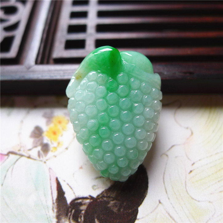 正品天然翡翠A货老坑种翡翠 精美葡萄吊坠 配鉴定证书