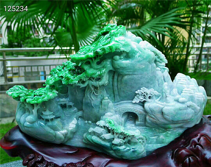 天然老坑种阳绿色摆件配证书翡翠