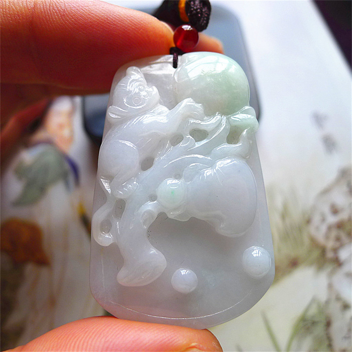 天然缅甸翡翠A货老坑种精雕精美水润猴子桃子吊坠配证书