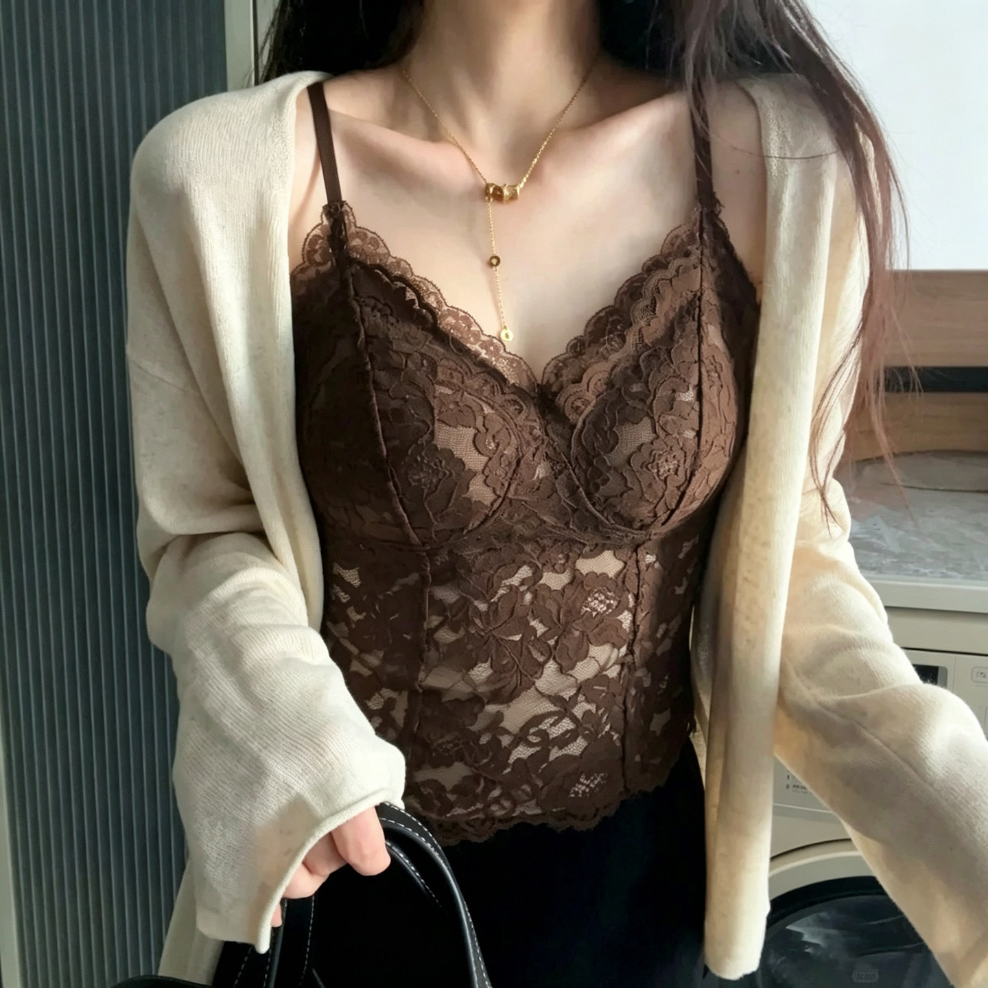 纯欲法式蕾丝内搭V领带胸垫吊带美背心显瘦打底上衣2026秋季新款