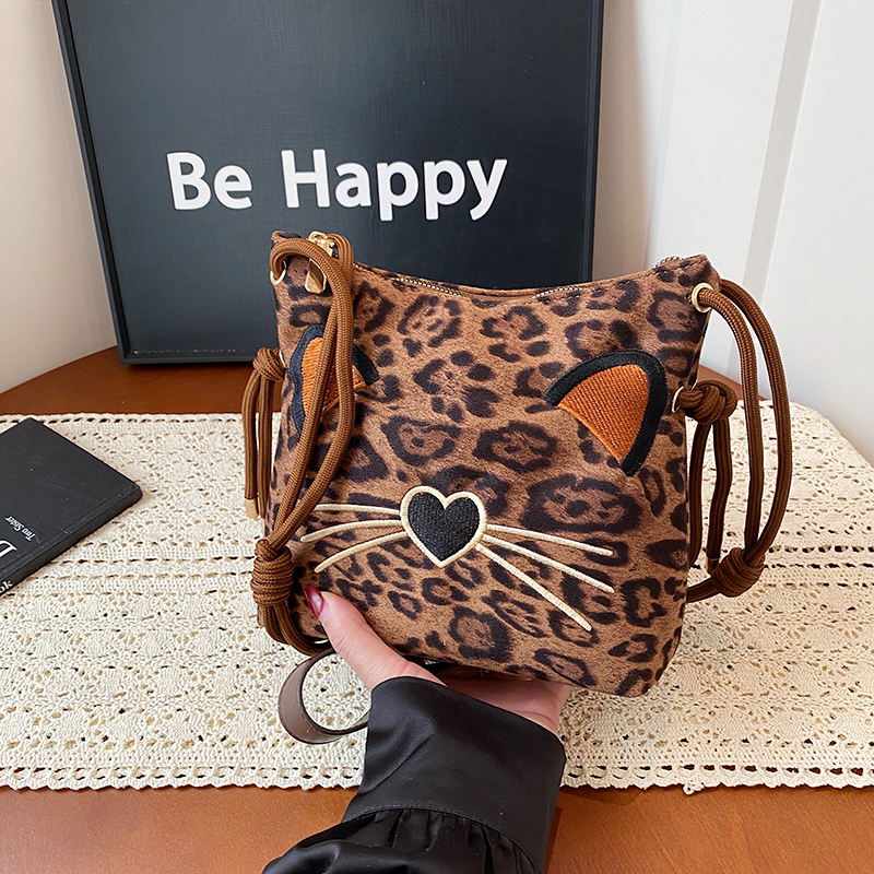 2025秋冬新款ins风单肩斜挎包