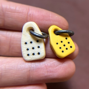 藏传黄色白色料器咒点牌子双面雕刻吊坠侧挂卡子文玩配饰DIY树脂