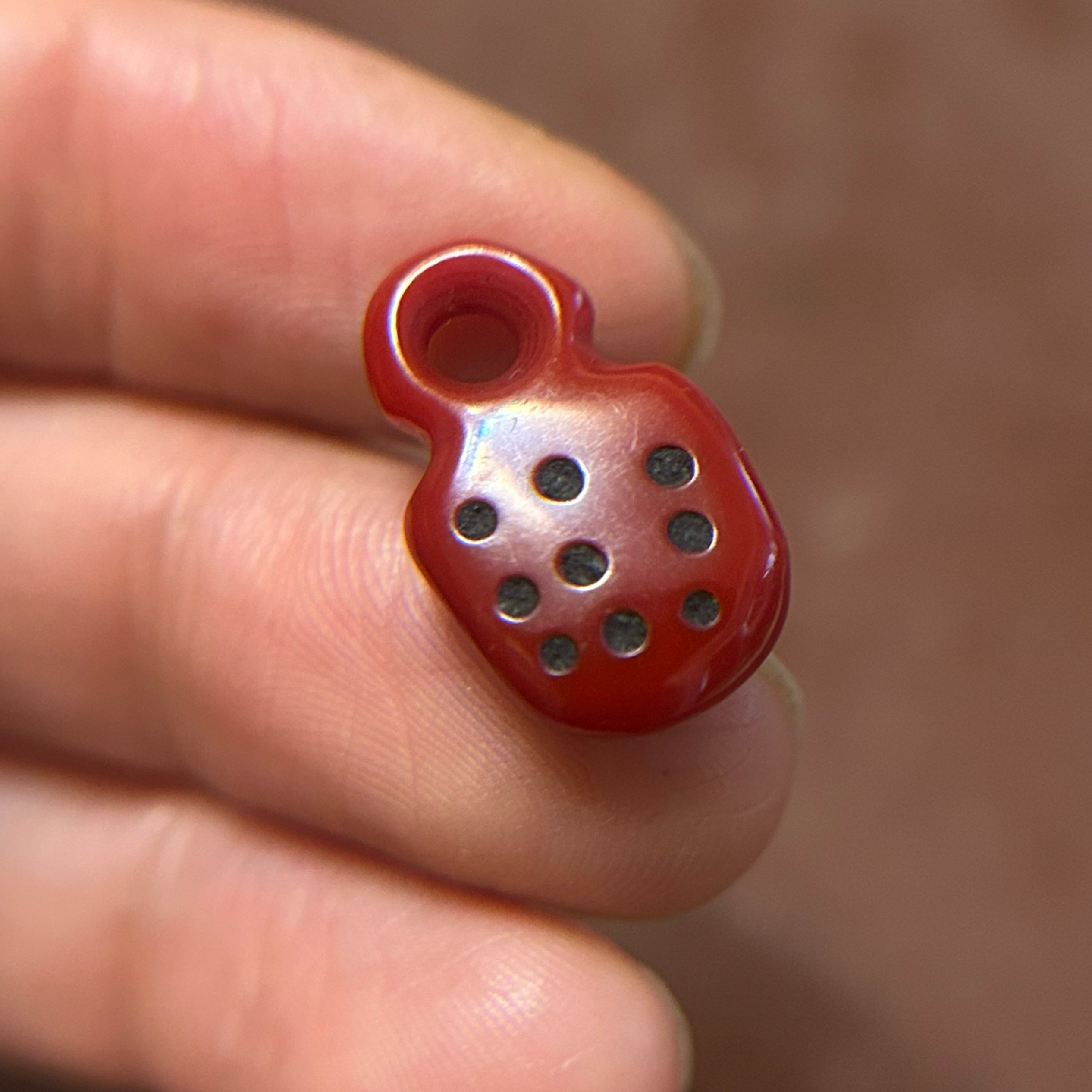 藏传红色料器咒点牌子双面雕刻西藏式特色文玩小元素配饰侧挂卡子