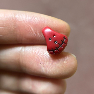 西藏区回流红色料器阿呆尸陀林主侧挂藏传文玩老红料密胺吊坠卡子