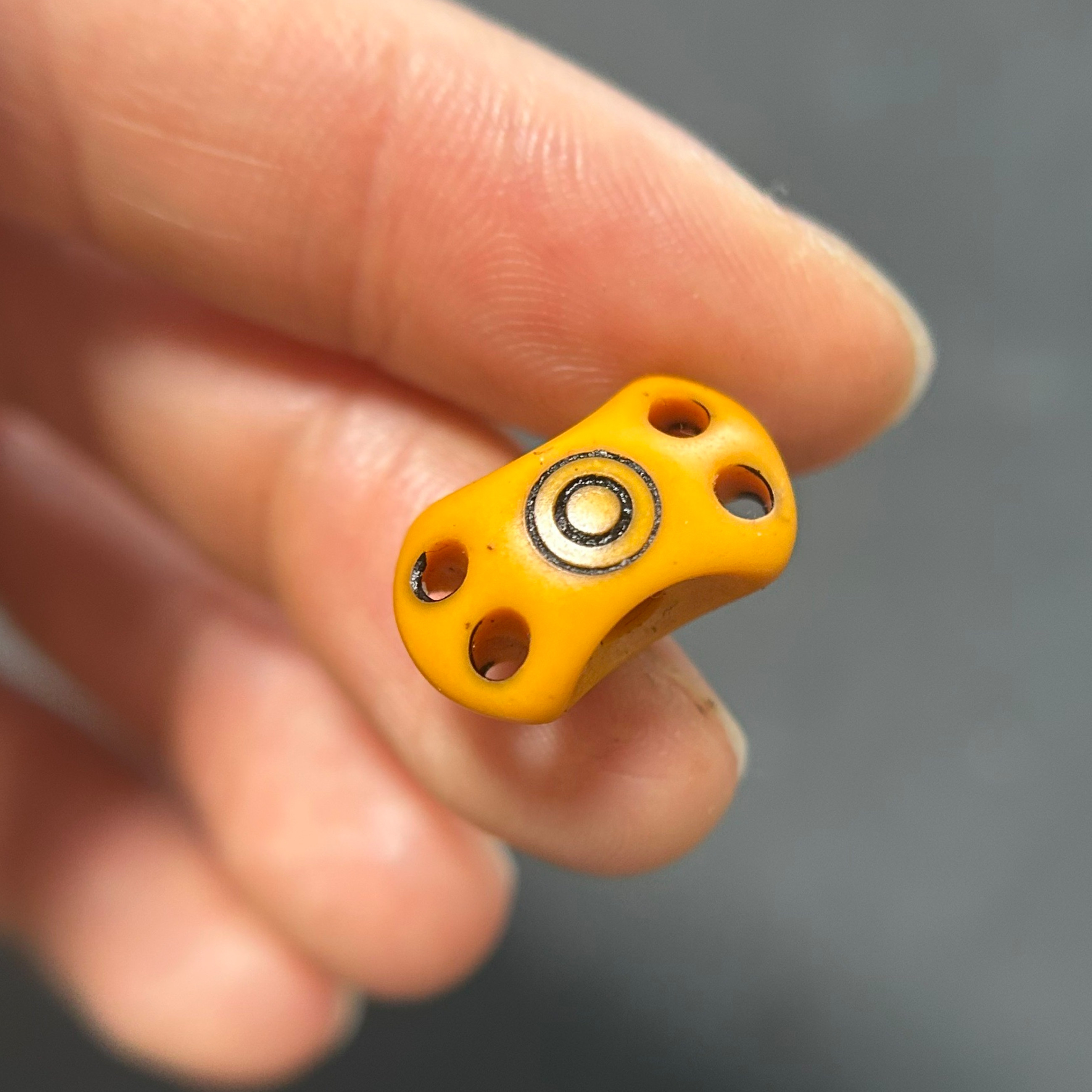 藏区回流老黄料密胺五眼六通背云配珠子卡子黄色料器藏传文玩咒点