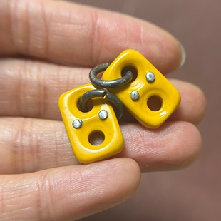 西藏传黄色料器二饼双面焗铜钉八字环挂环文玩三通侧挂配饰小元素