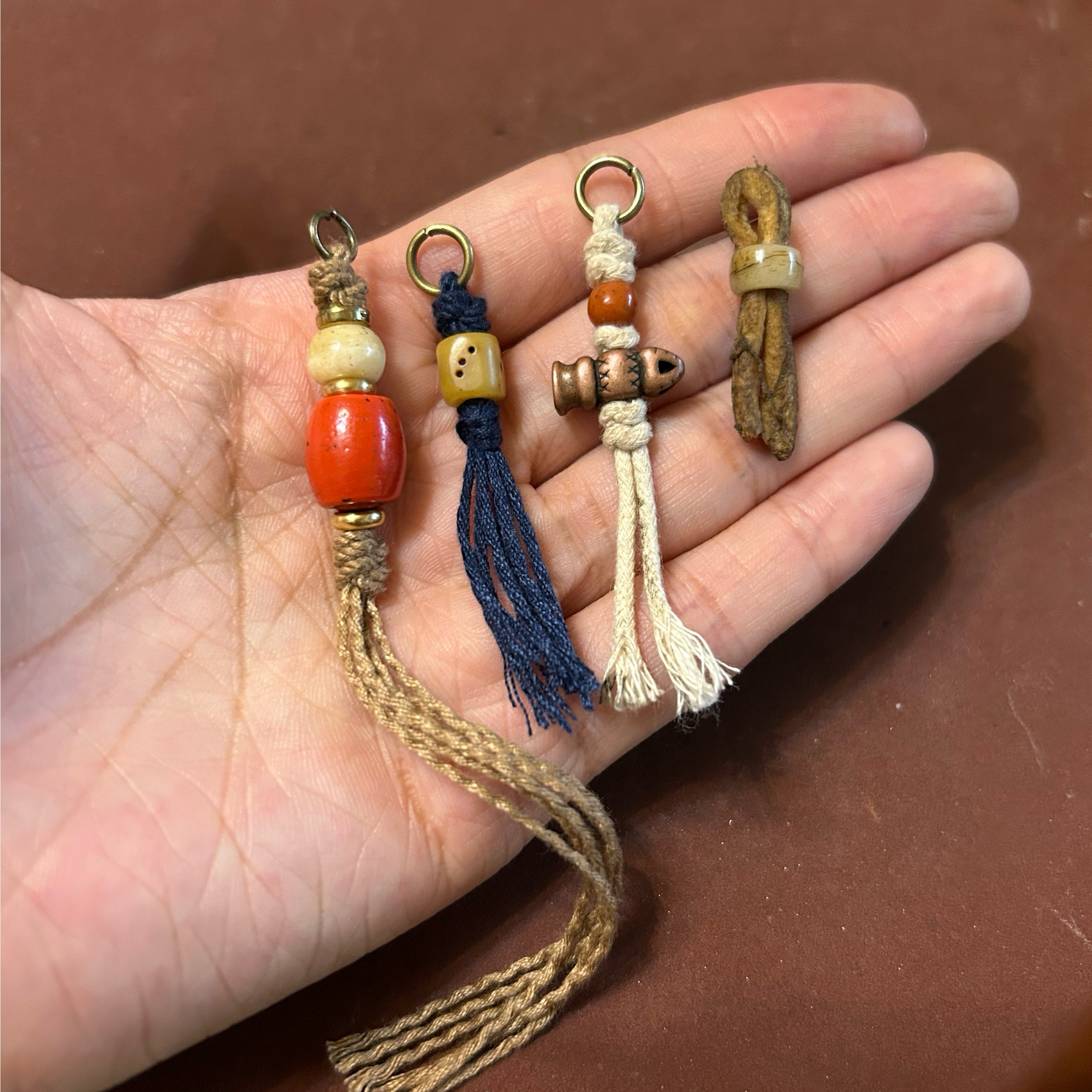 西藏式编绳流苏侧挂老琉璃牦牛骨骰子羊皮绳卡子紫铜金刚铃藏传