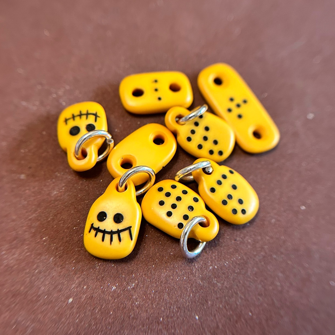 西藏传老黄料器咒点牌二饼阿呆文玩手串配饰件时尸陀林主侧挂吊坠