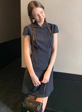 果核宇宙少女感娃娃领格子连衣裙