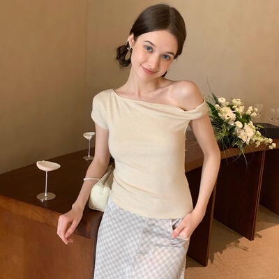 果核宇宙不对称肩扭结短袖上衣