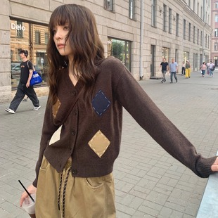 KERNEL COSMOS布里斯托艺术 秋日慵懒绵羊毛撞色菱格贴布毛衣开衫