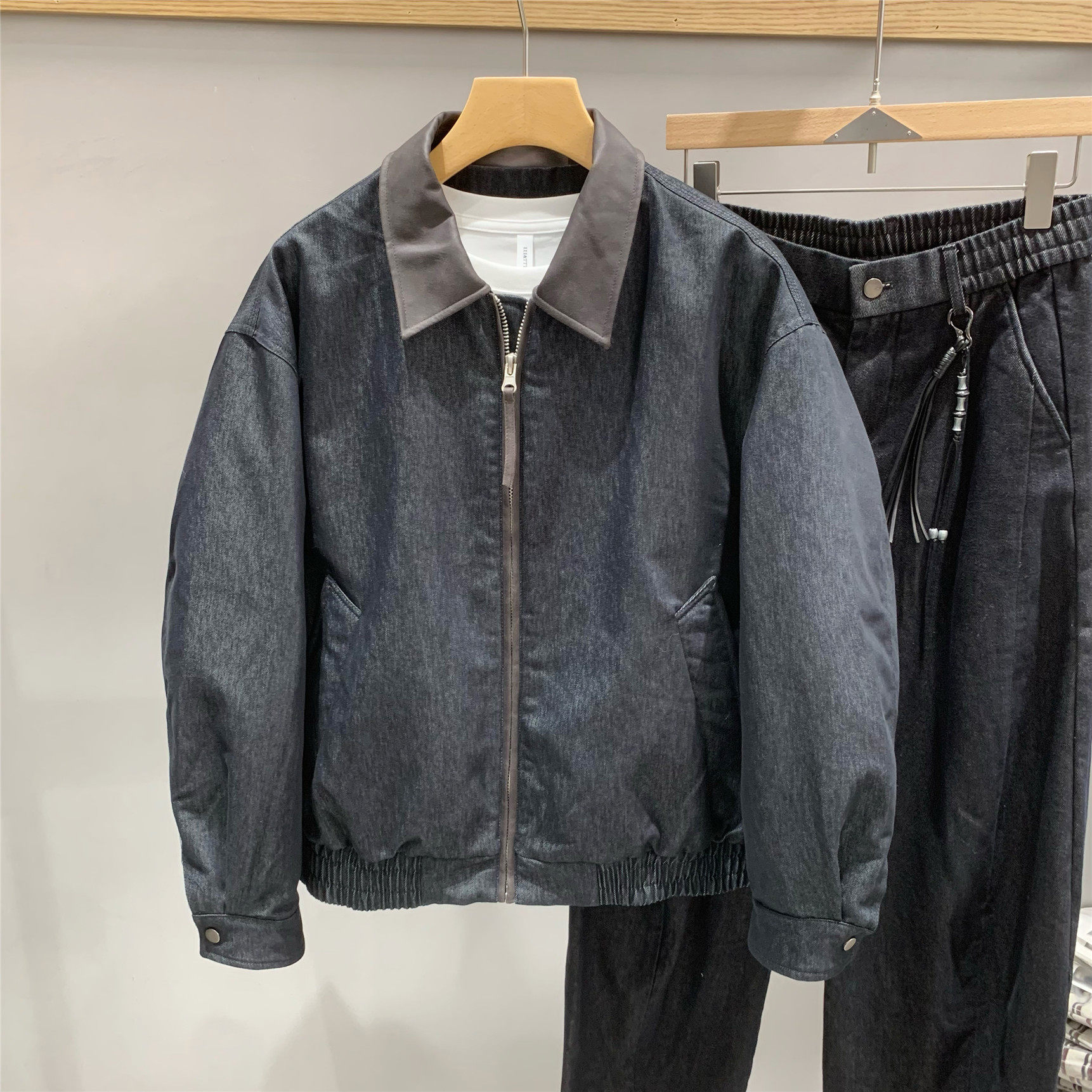 老钱风PU皮拼接翻领牛仔羽绒服