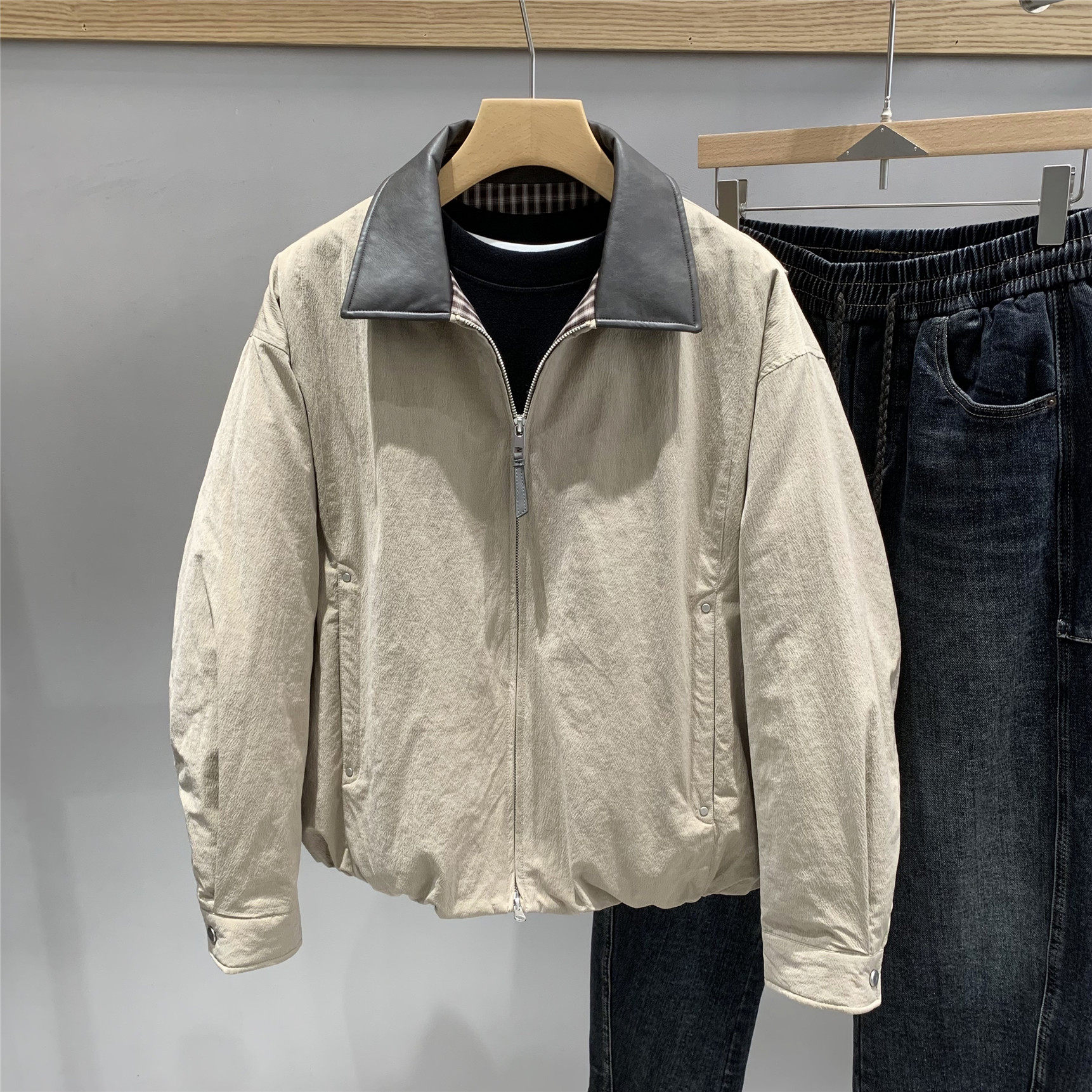 老钱风拼接PU皮翻领短款羽绒服