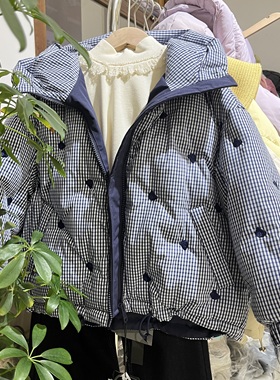 女童年货羽绒服学院风蓝色格子刺绣小熊保暖连帽短款羽绒服外套