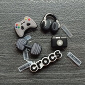 Crocs新款 字牌标志 花耳机相机游戏机手柄 配饰鞋 扣男生百搭运动鞋