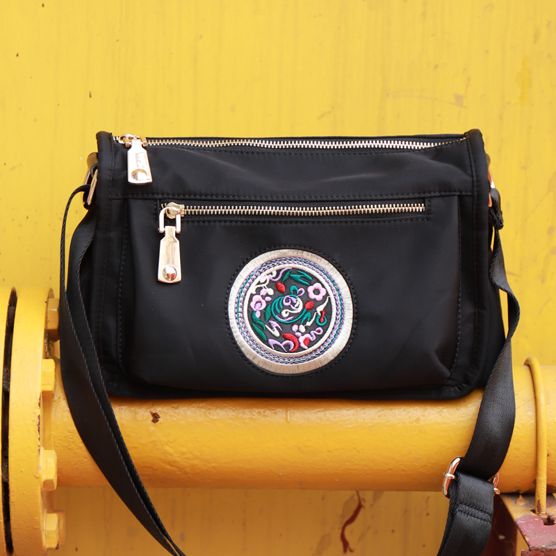 三夹层简约轻便女士刺绣斜挎包