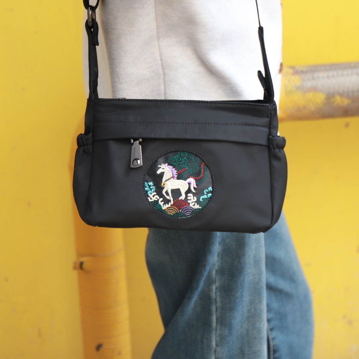 时尚高级感多层绣花便携外出斜挎