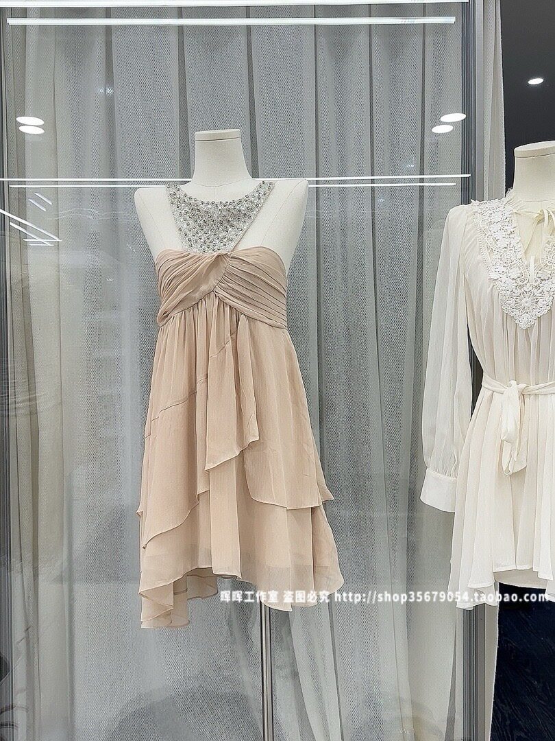 2026春季新款烫钻重工挂脖抹胸连衣裙高级感纯欲修身露背性感显瘦