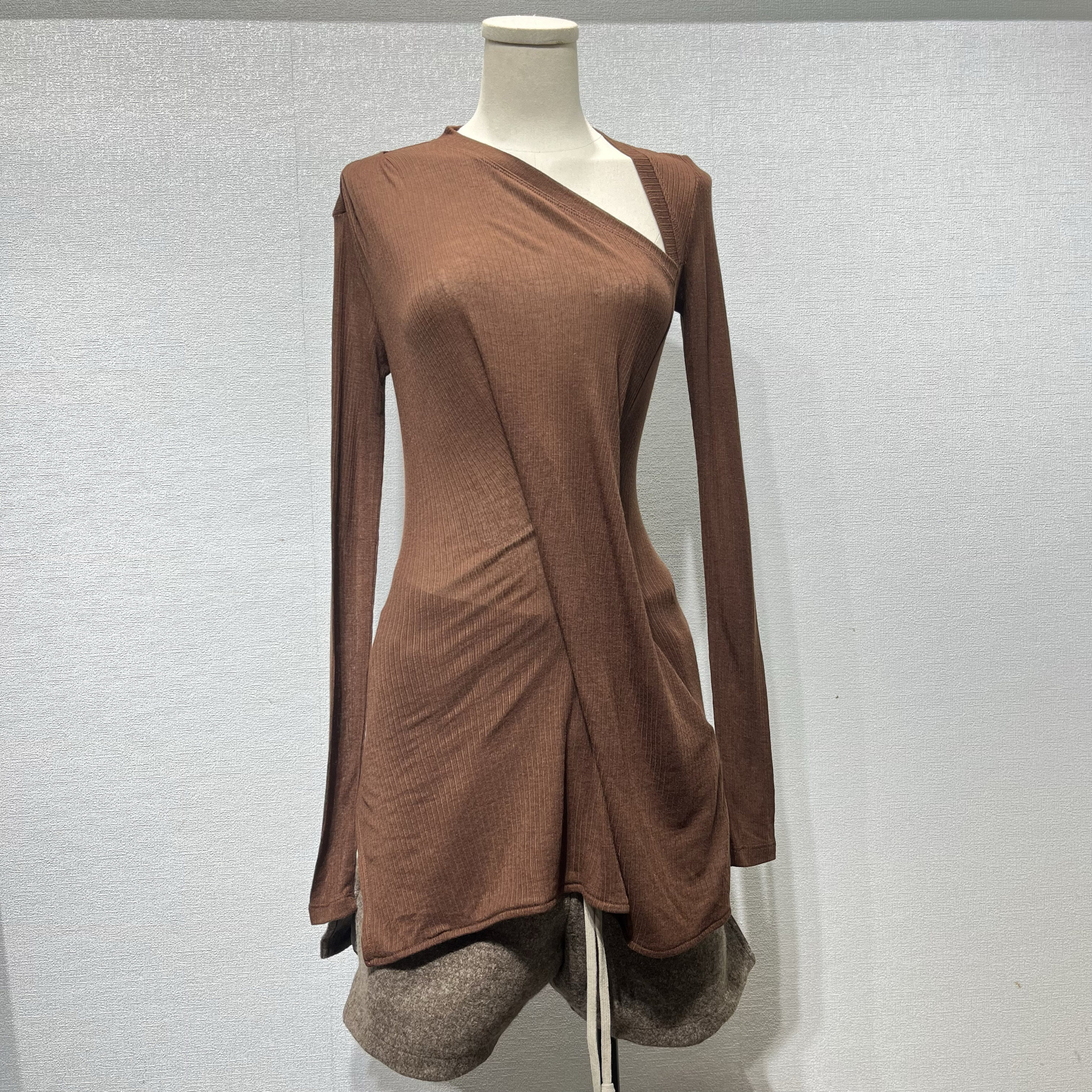 春季暗黑R风O格斜边领子褶皱U型后摆修身中长款性感女士长袖T恤