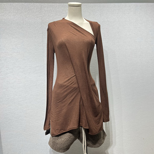 春季暗黑R风O格斜边领子褶皱U型后摆修身中长款性感女士长袖T恤