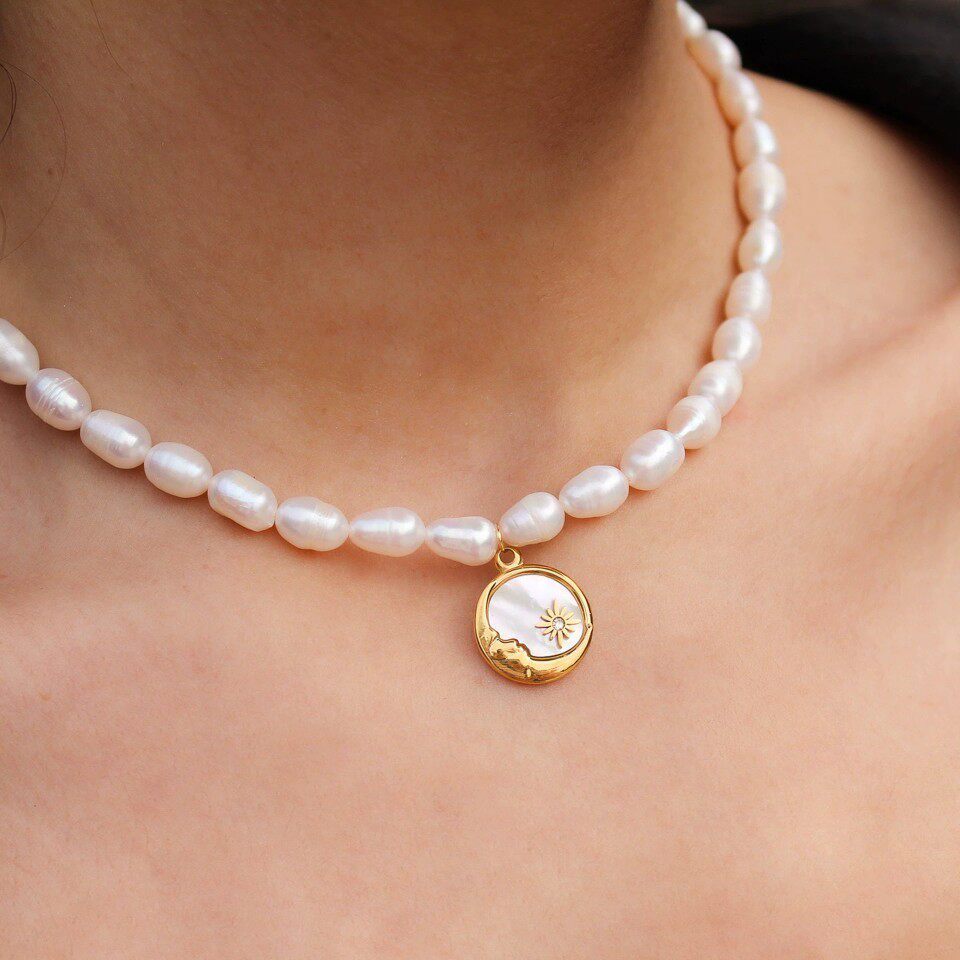 复古立体太阳月亮圆形硬币项链母贝吊坠珍珠钛钢炉内真金电镀18k