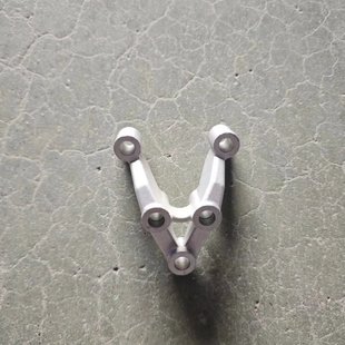 用于解放轻卡J6F离合器工作缸支架领途变速箱小分泵铝支架原厂件