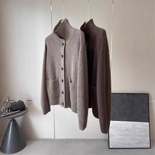 新款 禾家 2025年秋季 鱼鳞针宽松牛角扣针织开衫 女 3900