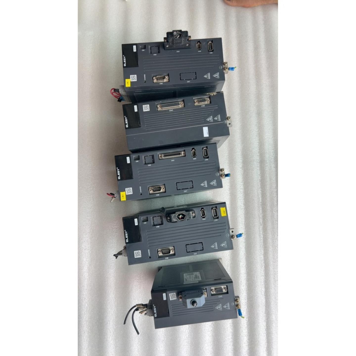 出拆机伊莱斯伺服驱动器四台型号ES1-8R4TP-B有三台