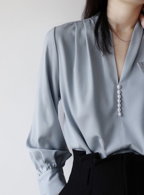 XINER 衬衫女设计感小众醋酸哑光缎面雾霾蓝V领珍珠装饰打底上衣