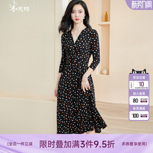 米思阳2026春季新款知性优雅印花V领连衣裙收腰遮肉显瘦中长裙子