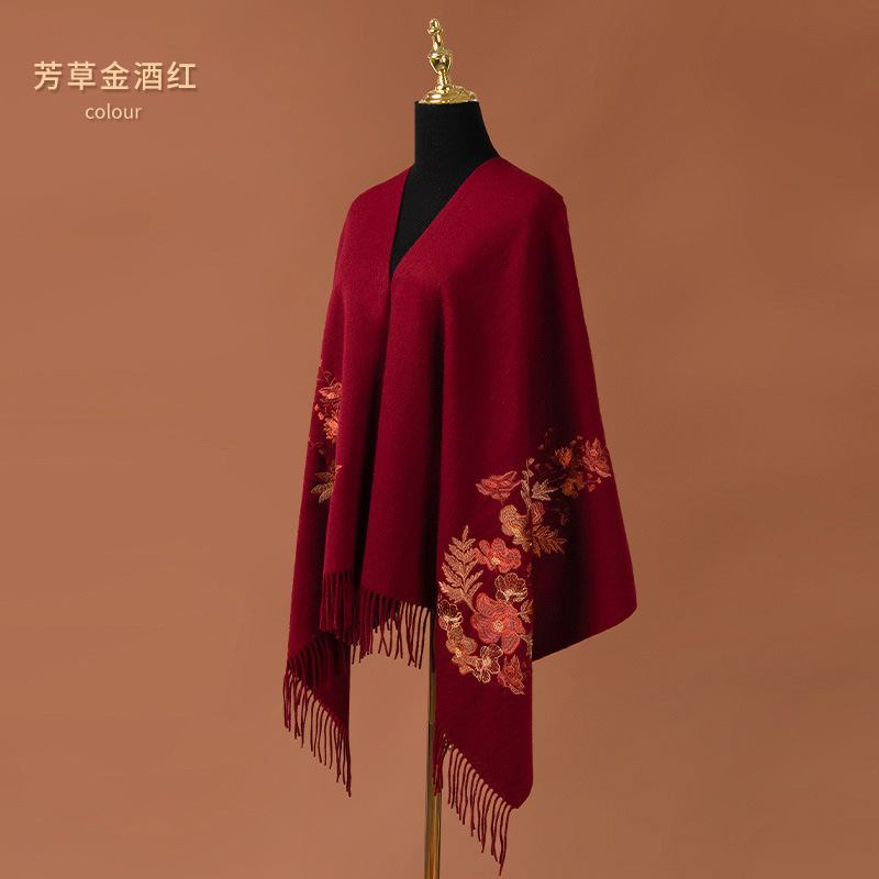 100羊毛刺绣披肩女秋冬款