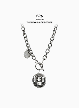 Blackdegree Store｜LOVE 复古吊坠项链欧美风圆片钛钢吊牌防过敏