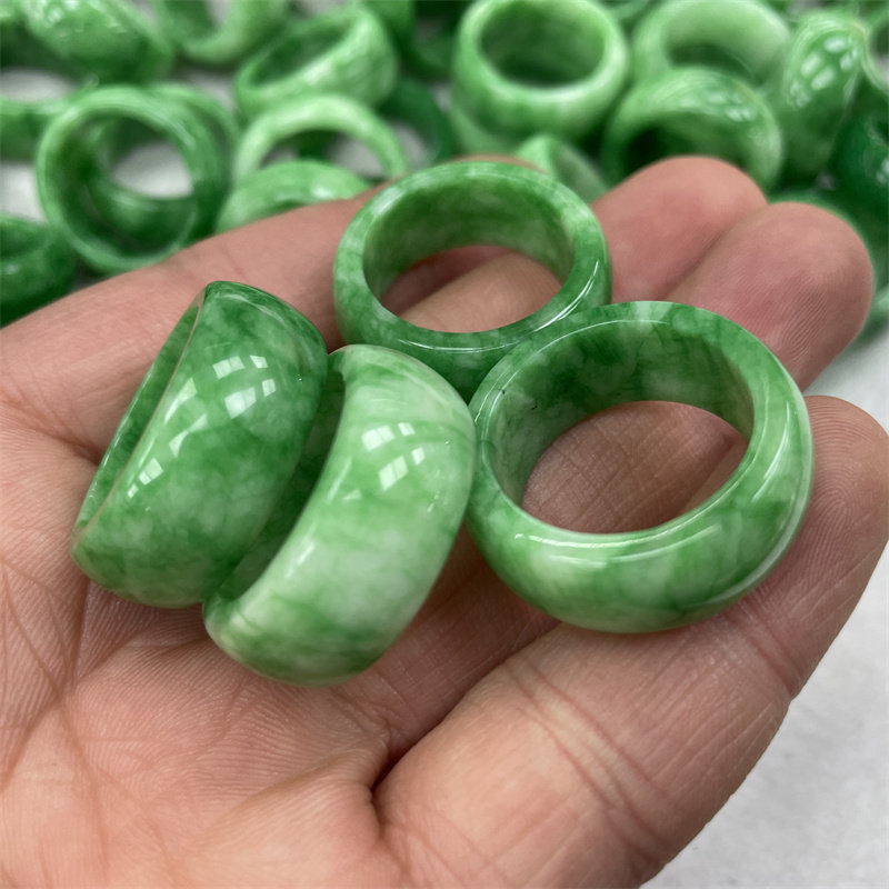 四海玉器 白底青阳绿色干青翠玉戒指 宽版中号绿色玉戒指 指环