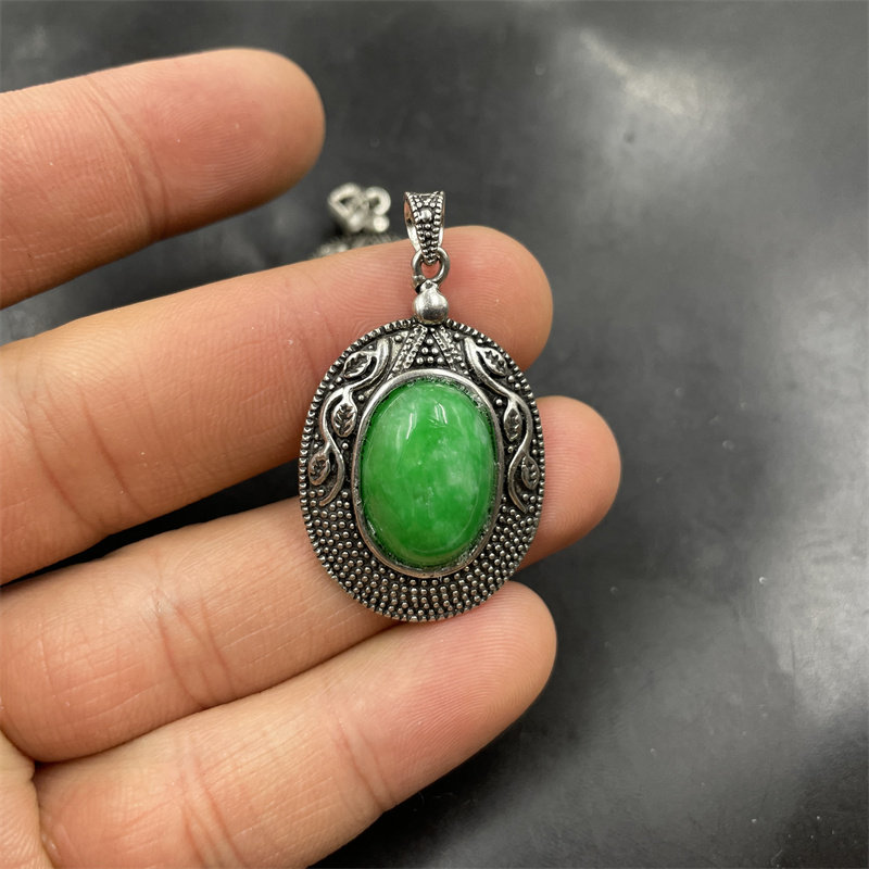 四海玉器 藏式复古藏银镶嵌干青蛋形吊坠 阳绿色玉挂件 玉坠