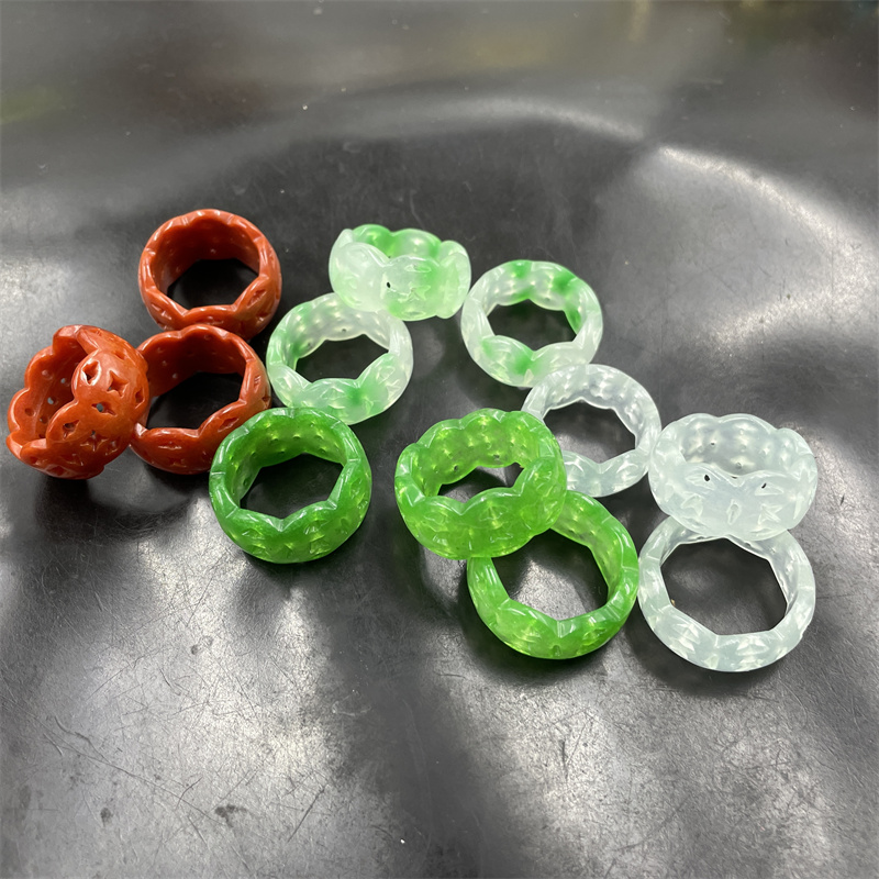 绿色镂空玉石戒指 红翡翠玉镂空戒指 指环 跑环 白底青飘花玉戒指