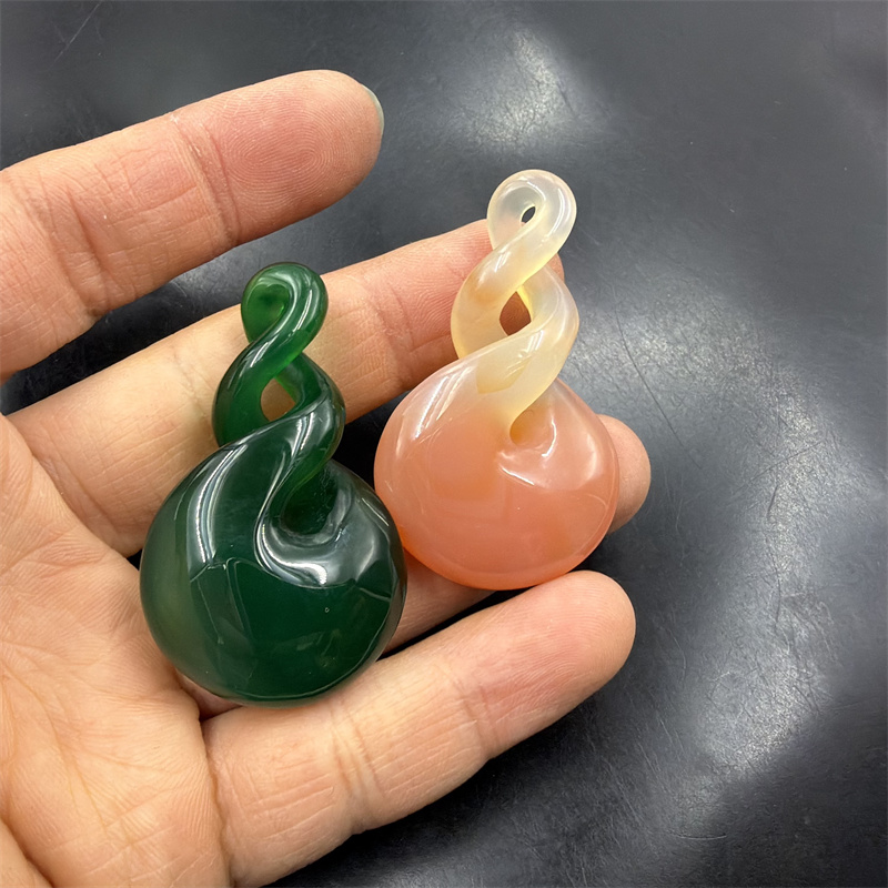 四海玉器 新款大号俏色玉髓玛瑙时来运转吊坠 绿玛瑙扭转乾坤挂件