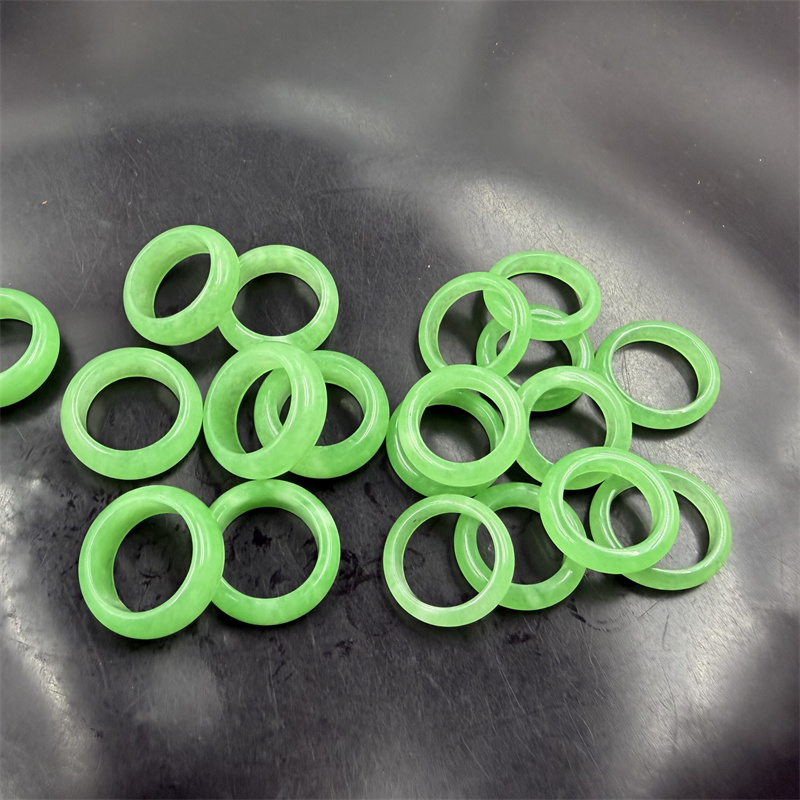 四海玉器 新款苹果绿玉戒指 浅绿色玉石戒圈 指环 跑环